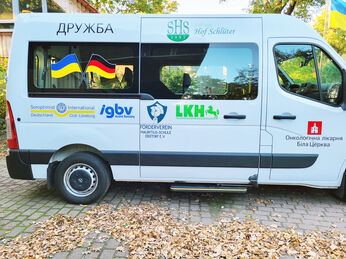 Der Bus für die Krankentransporte des das onkologische Krankenhaus in Bila Zerkwa